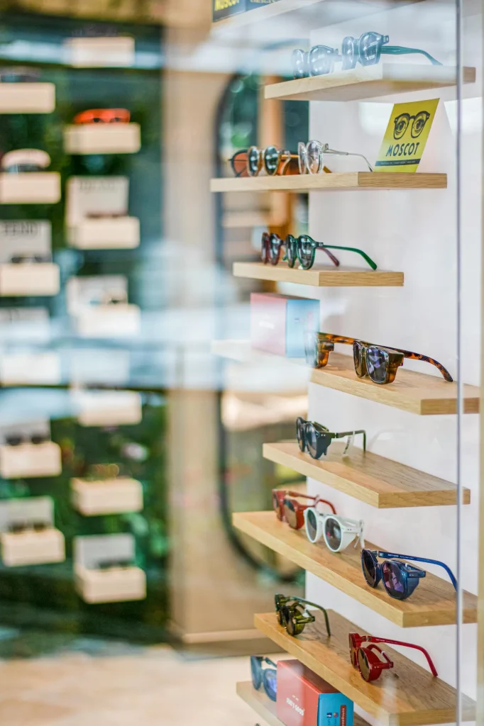 Vitrine d'un opticien où on peut voir plusieurs lunettes de vue