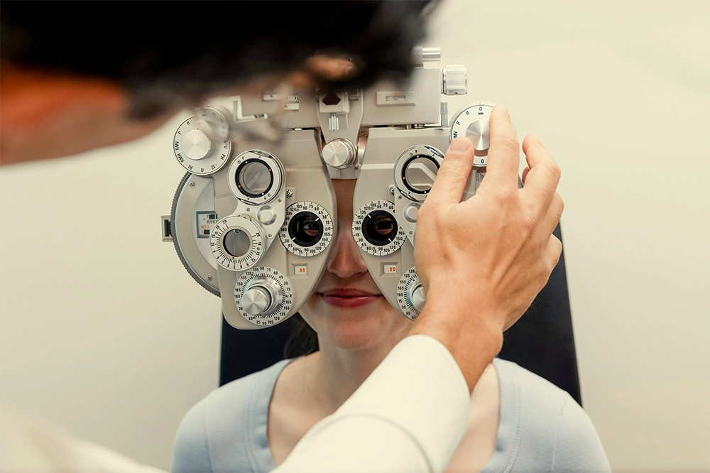 Opticien réalisant un contrôle de la vue sur une cliente pour connaître sa vue