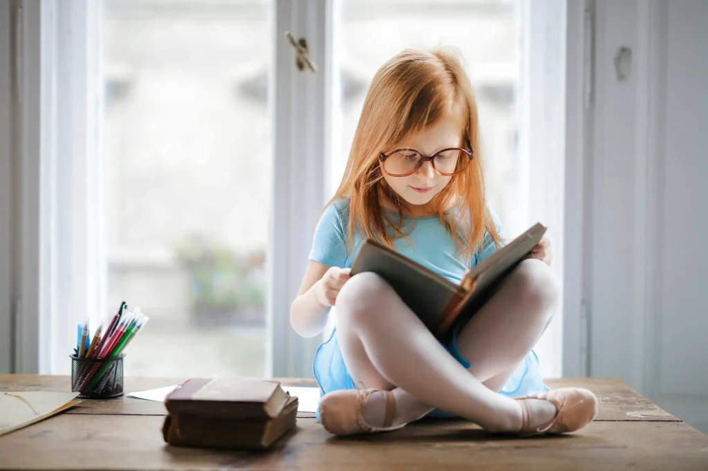 Enfant portant des lunettes de vue pour lire un livre