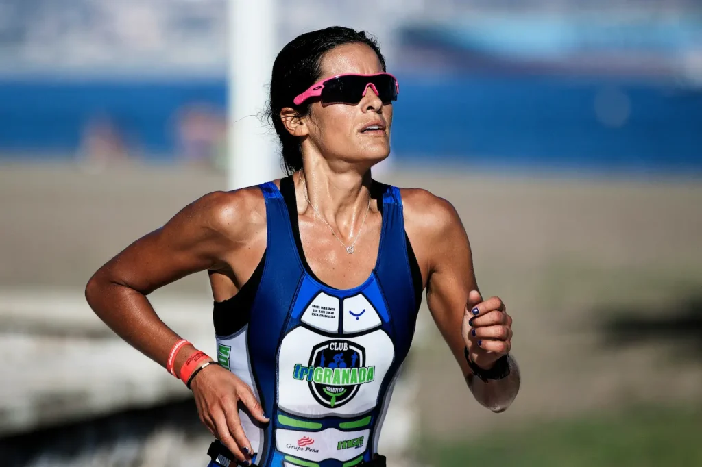 Femme portant des lunettes de sport en train de courir