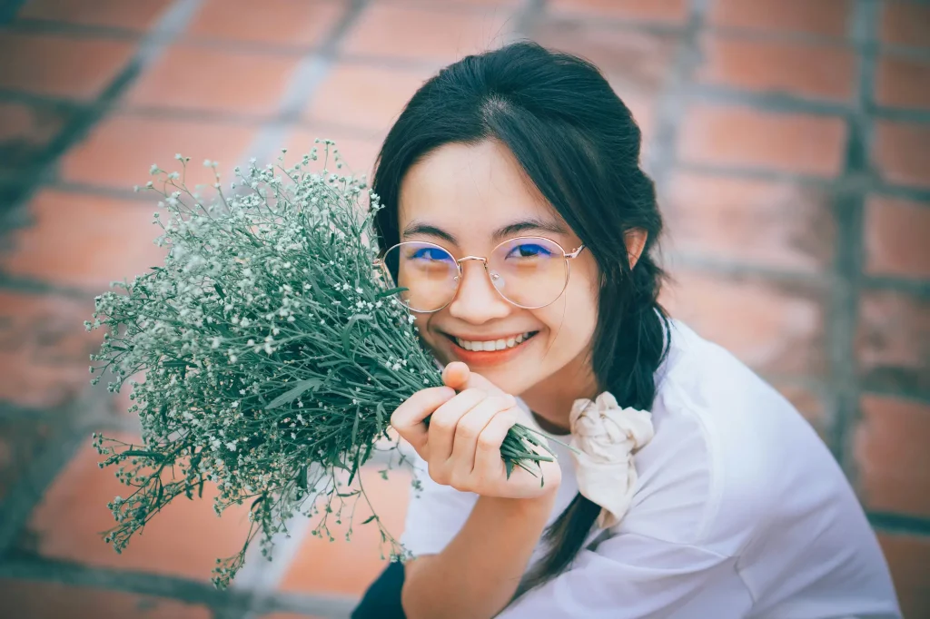 femme joyeuse portant des lunettes de vue