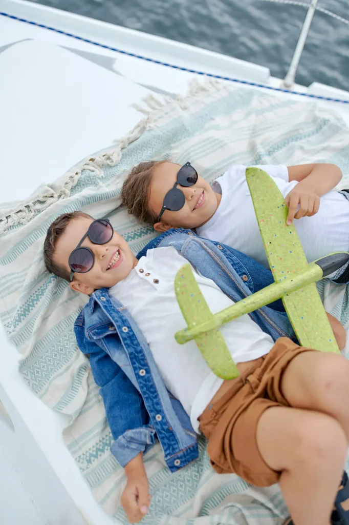 Enfants portant des lunettes à la vue