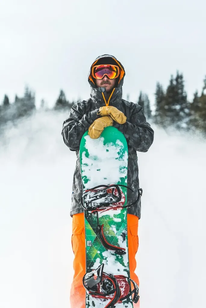 Homme faisant du snowboard et portant un des lunettes/masques de ski